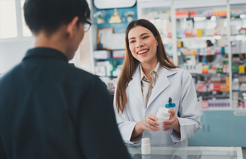 Kunden in Apotheke mit Apothekerin